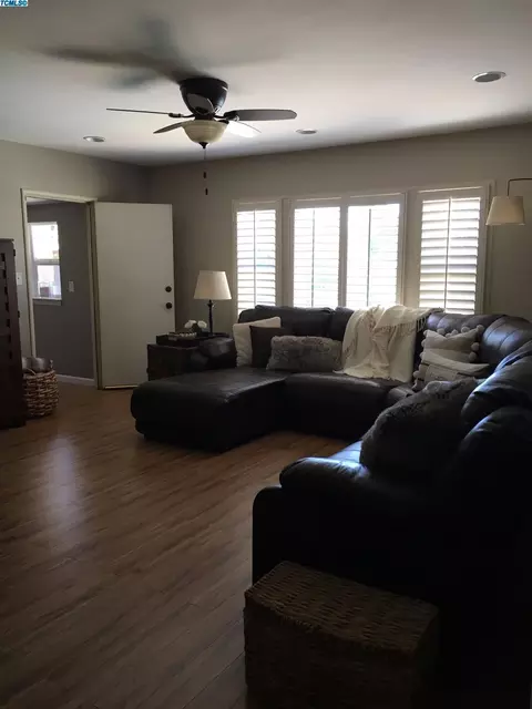 956 E Lyndale Ave, Tulare, CA 93274 photo 7