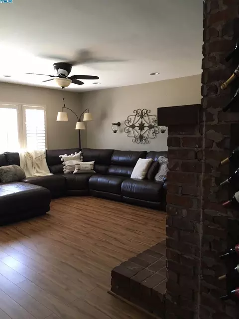 956 E Lyndale Ave, Tulare, CA 93274 photo 8