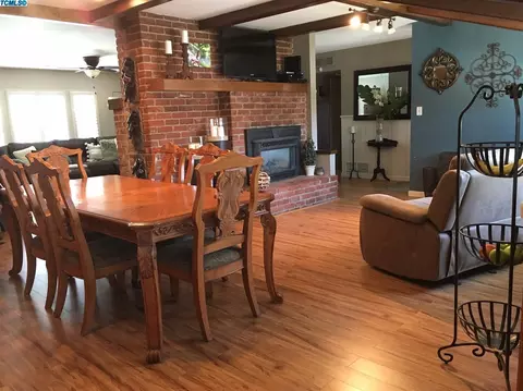 956 E Lyndale Ave, Tulare, CA 93274 photo 2