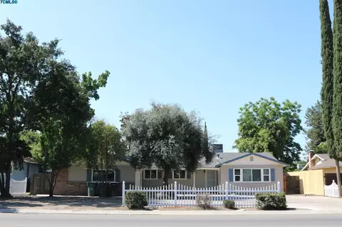 159 E Prosperity Ave, Tulare, CA 93274 photo 2
