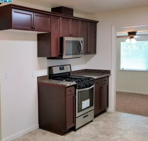 3210 E Kaweah Ave, Visalia, CA 93292 photo 4