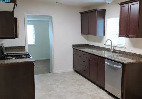 3210 E Kaweah Ave, Visalia, CA 93292 photo 2