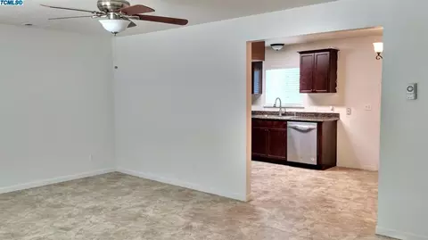 3210 E Kaweah Ave, Visalia, CA 93292 photo 5