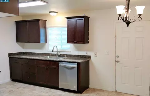 3210 E Kaweah Ave, Visalia, CA 93292 photo 3