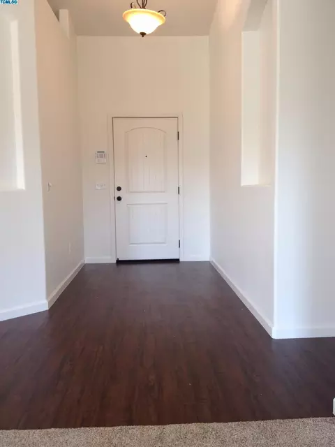 923 E Vine Ct, Visalia, CA 93292 photo 2