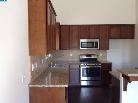 923 E Vine Ct, Visalia, CA 93292 photo 3