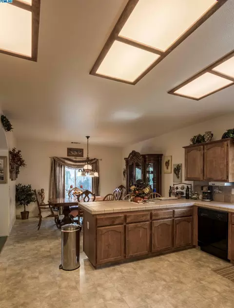 703 Crescent Ln, Lemoore, CA 93245 photo 17