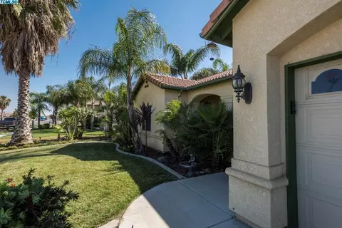 703 Crescent Ln, Lemoore, CA 93245 photo 5