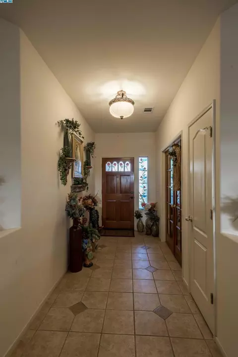 703 Crescent Ln, Lemoore, CA 93245 photo 8