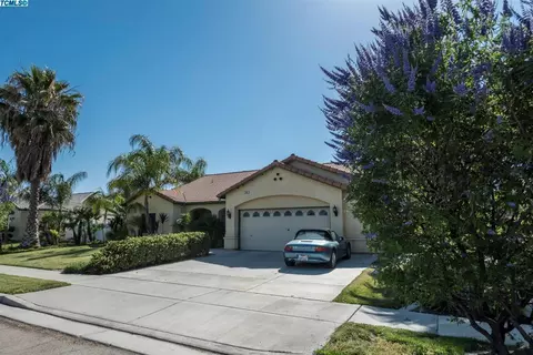 703 Crescent Ln, Lemoore, CA 93245 photo 3