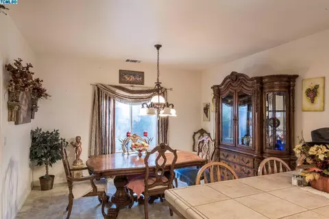 703 Crescent Ln, Lemoore, CA 93245 photo 16