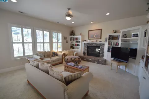 3423 E Hillcrest Ave, Visalia, CA 93292 photo 6