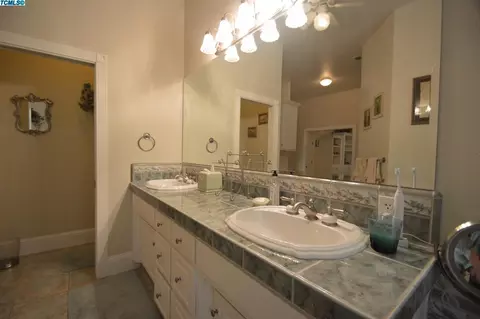 3423 E Hillcrest Ave, Visalia, CA 93292 photo 23