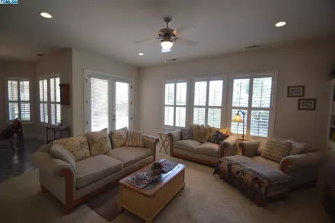 3423 E Hillcrest Ave, Visalia, CA 93292 photo 7
