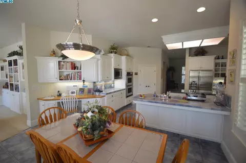3423 E Hillcrest Ave, Visalia, CA 93292 photo 8