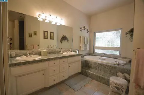 3423 E Hillcrest Ave, Visalia, CA 93292 photo 22