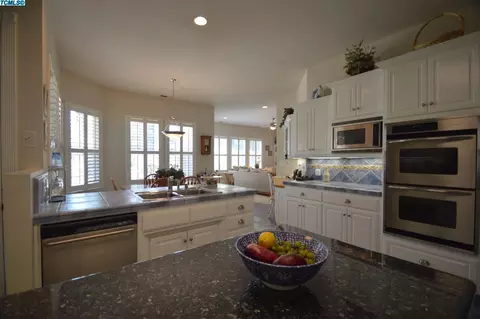 3423 E Hillcrest Ave, Visalia, CA 93292 photo 9