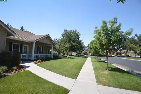 3423 E Hillcrest Ave, Visalia, CA 93292 photo 2