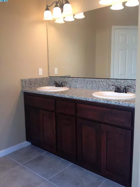 2003 E Copper Ct, Visalia, CA 93292 photo 3