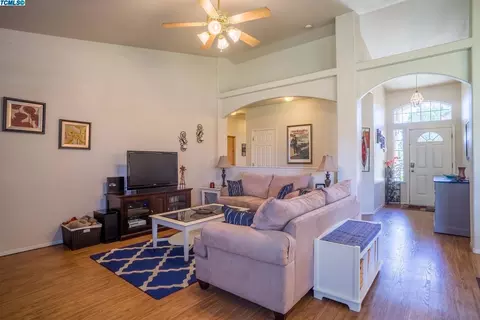 935 Birch Ave, Lemoore, CA 93245 photo 2