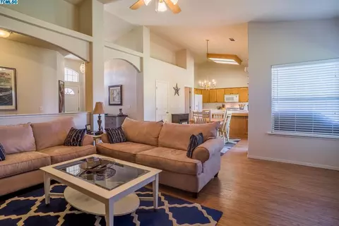 935 Birch Ave, Lemoore, CA 93245 photo 3