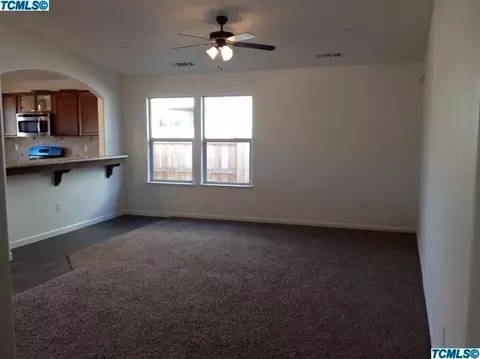 1001 E Vine Ct, Visalia, CA 93292 photo 2