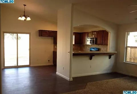 1001 E Vine Ct, Visalia, CA 93292 photo 4
