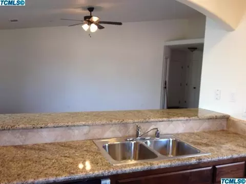 1001 E Vine Ct, Visalia, CA 93292 photo 3