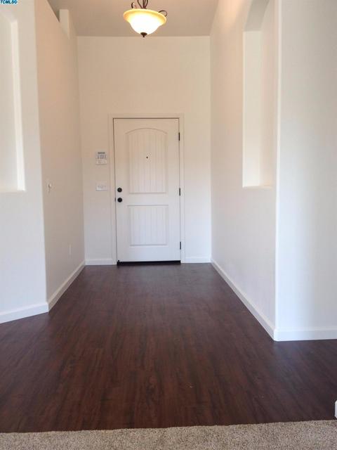 1045 E Vine Ct, Visalia, CA 93292 photo 2