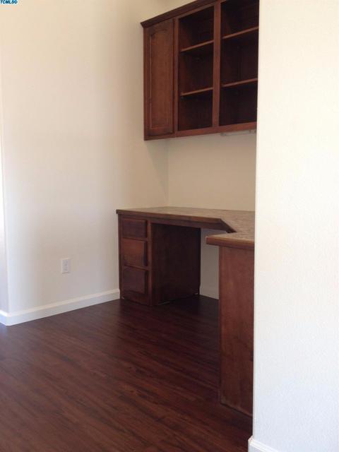 1045 E Vine Ct, Visalia, CA 93292 photo 5