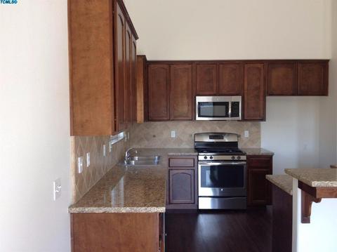 1045 E Vine Ct, Visalia, CA 93292 photo 3