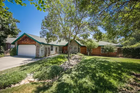 168 Grace Ct, Lemoore, CA 93245 photo 2