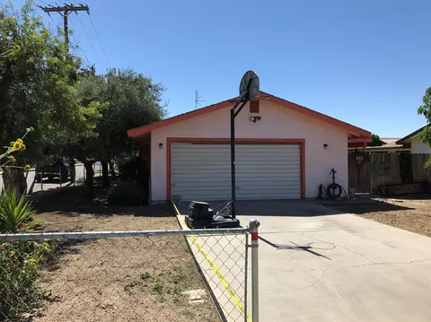 330 E Vine Ave, Visalia, CA 93291 photo 2