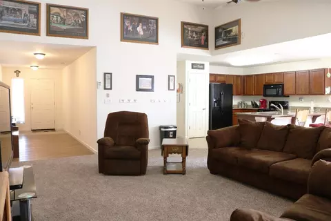 2512 E Chestnut Ave, Visalia, CA 93292 photo 2