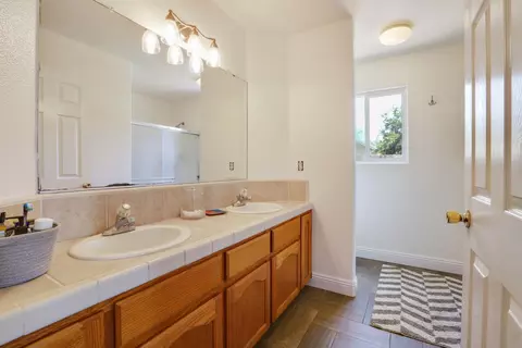 2835 E Seeger Ct, Visalia, CA 93292 photo 12