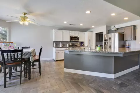 2835 E Seeger Ct, Visalia, CA 93292 photo 3