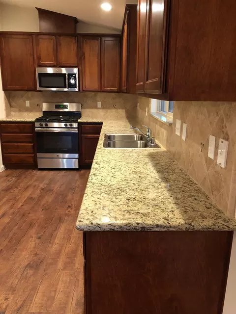 939 E Vine Ct E, Visalia, CA 93292 photo 3