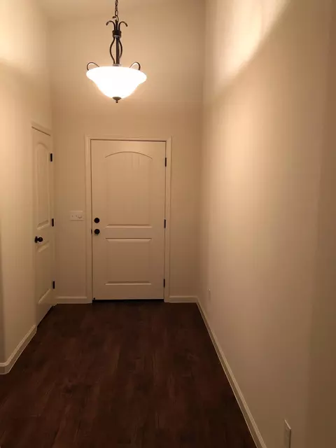 939 E Vine Ct E, Visalia, CA 93292 photo 2