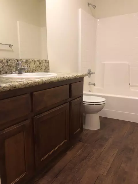 939 E Vine Ct E, Visalia, CA 93292 photo 16