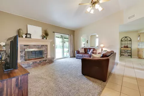 2828 E Parker Ct, Visalia, CA 93292 photo 3