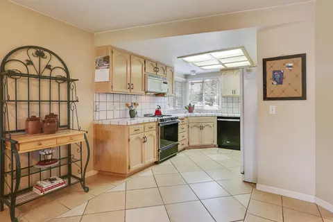 2828 E Parker Ct, Visalia, CA 93292 photo 4