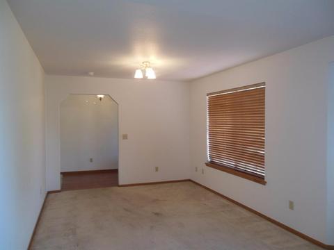 690 Montecito Ct, Lemoore, CA 93245 photo 3