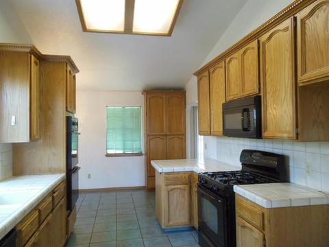 690 Montecito Ct, Lemoore, CA 93245 photo 8