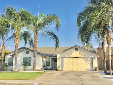 215 E Robin Ave, Visalia, CA 93291 photo 2