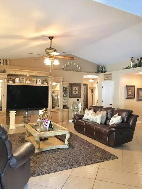 215 E Robin Ave, Visalia, CA 93291 photo 9