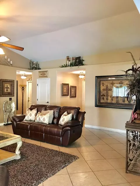 215 E Robin Ave, Visalia, CA 93291 photo 7