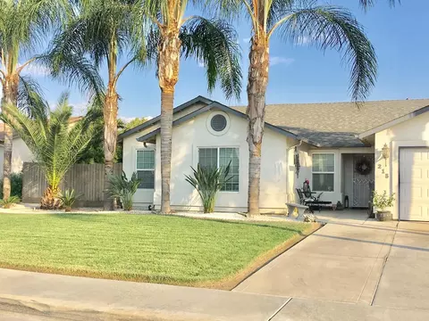 215 E Robin Ave, Visalia, CA 93291 photo 3
