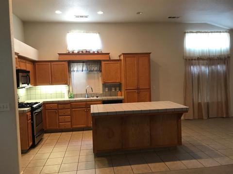 1984 E Bridger Ave, Tulare, CA 93274 photo 2
