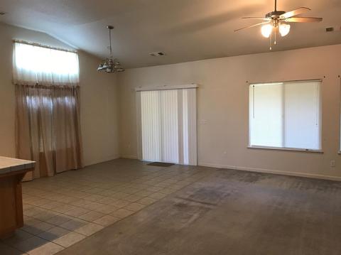 1984 E Bridger Ave, Tulare, CA 93274 photo 4