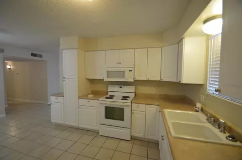 825 E Kaweah Ave, Visalia, CA 93292 photo 9